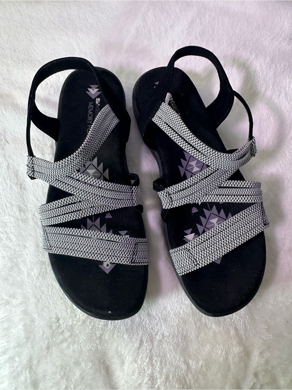 Skechers Women’s Black Sandal with Patterned White Straps - Picture 4 of 8